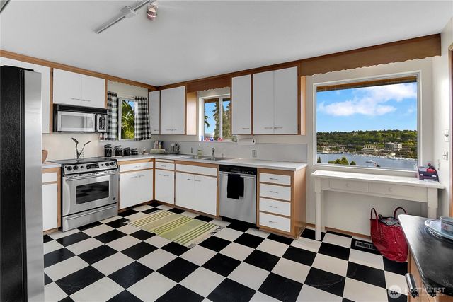 438 Comstock Place, Seattle, WA 98109