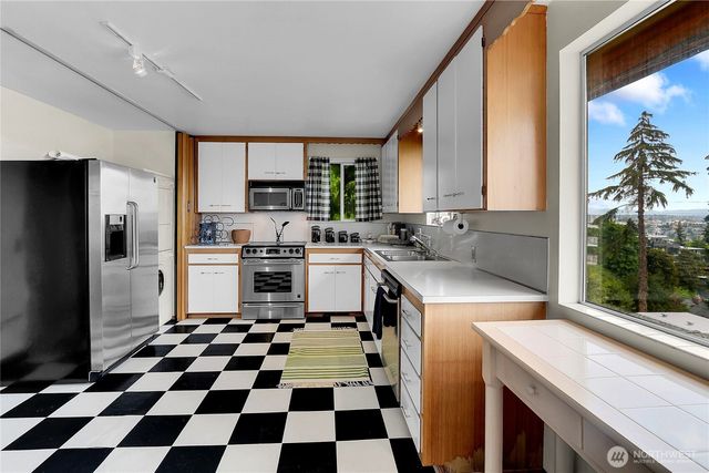 438 Comstock Place, Seattle, WA 98109