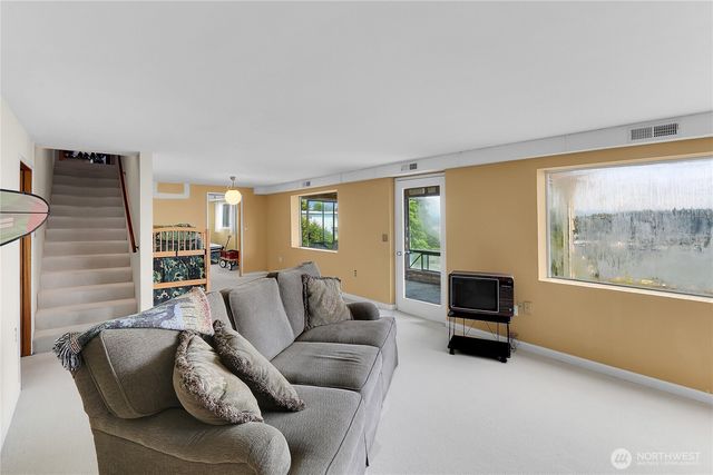 438 Comstock Place, Seattle, WA 98109