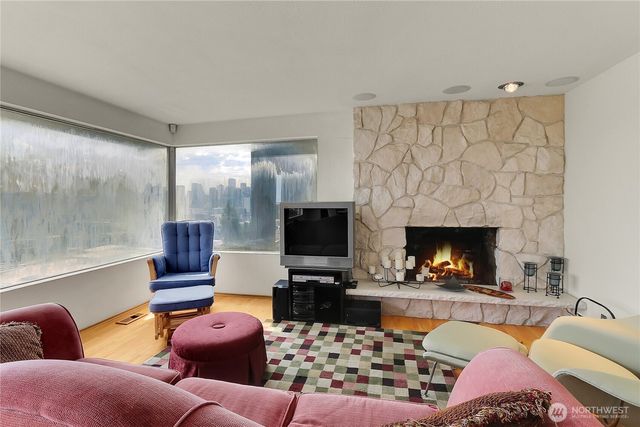 438 Comstock Place, Seattle, WA 98109