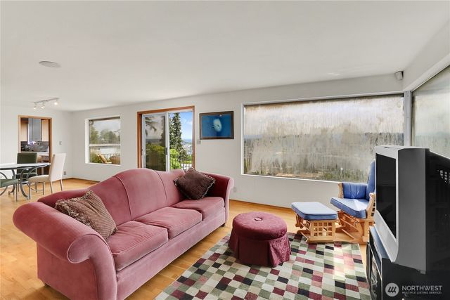 438 Comstock Place, Seattle, WA 98109