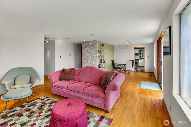 438 Comstock Place, Seattle, WA 98109