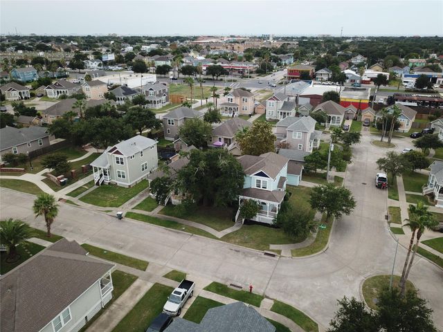 4509 N Live Oak Circle, Galveston, TX 77550