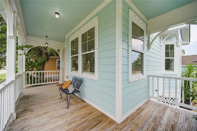 4509 N Live Oak Circle, Galveston, TX 77550