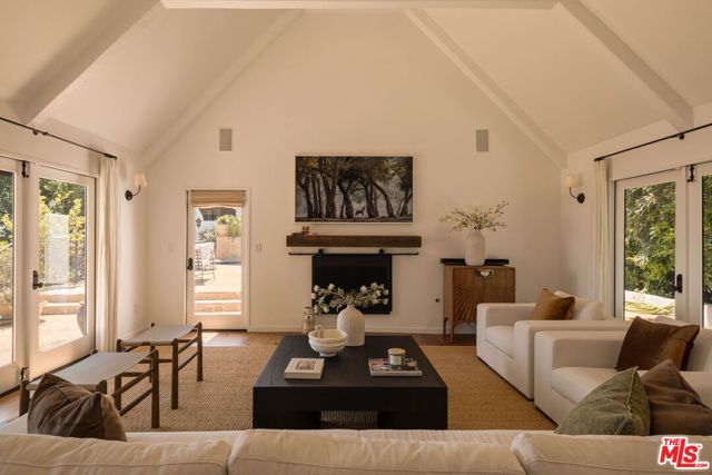 8148 Mannix Drive, Los Angeles, CA 90046