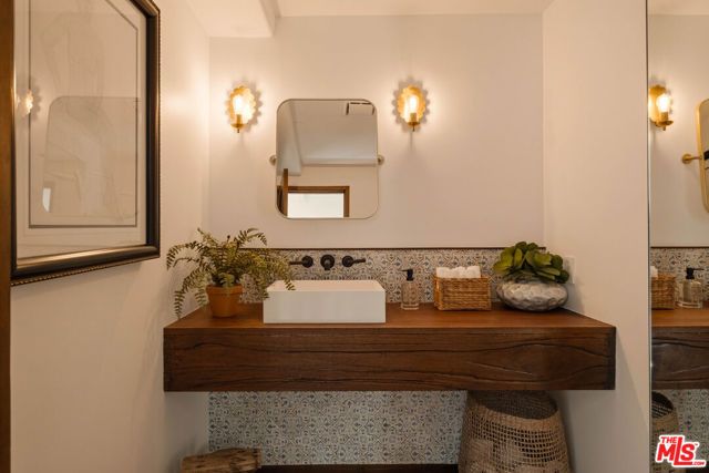 8148 Mannix Drive, Los Angeles, CA 90046