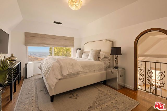 8148 Mannix Drive, Los Angeles, CA 90046