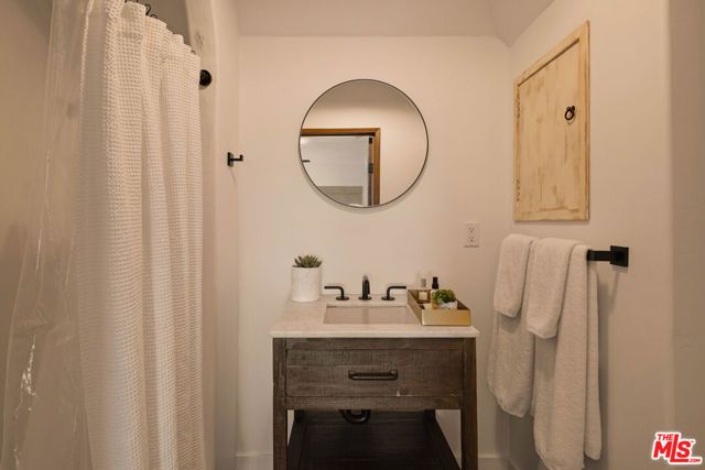 8148 Mannix Drive, Los Angeles, CA 90046