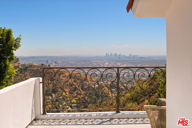 8148 Mannix Drive, Los Angeles, CA 90046