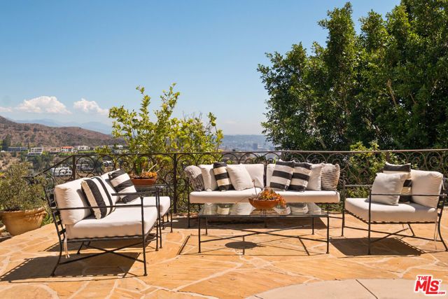 8148 Mannix Drive, Los Angeles, CA 90046