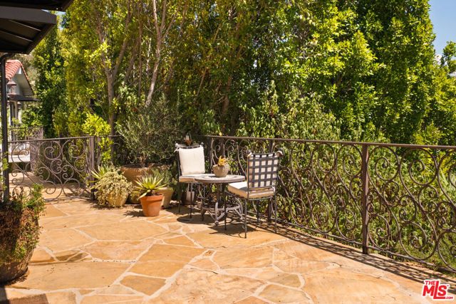 8148 Mannix Drive, Los Angeles, CA 90046