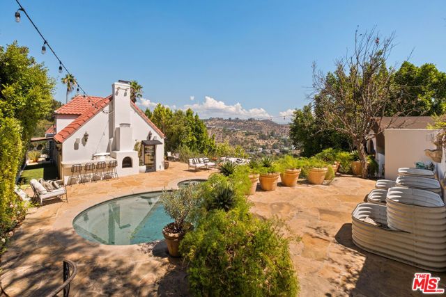 8148 Mannix Drive, Los Angeles, CA 90046