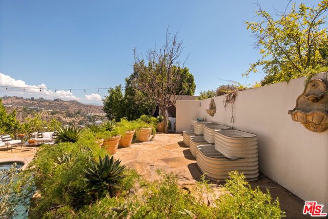 8148 Mannix Drive, Los Angeles, CA 90046