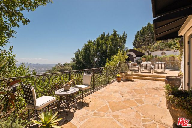 8148 Mannix Drive, Los Angeles, CA 90046