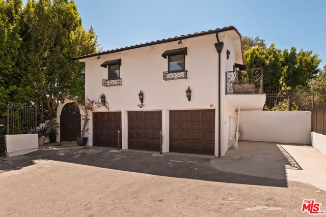 8148 Mannix Drive, Los Angeles, CA 90046