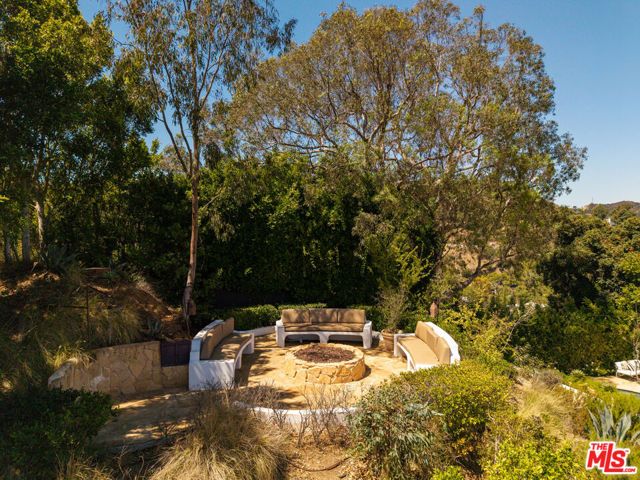 8148 Mannix Drive, Los Angeles, CA 90046