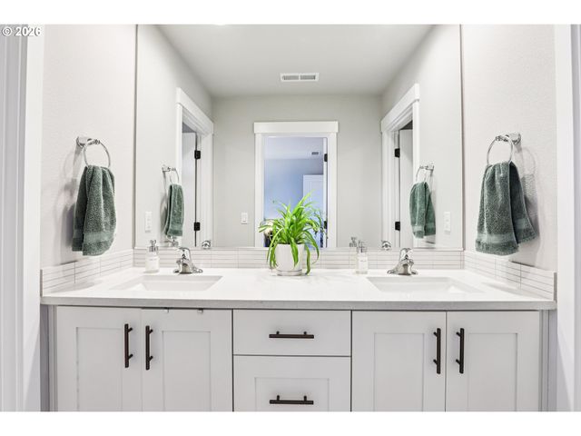 11489 Se PLEASANT VALLEY Pkwy, Happy Valley, OR 97086