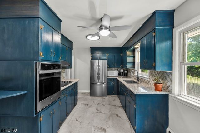 37 Barley Sheaf Rd, Raritan Twp., NJ 08822
