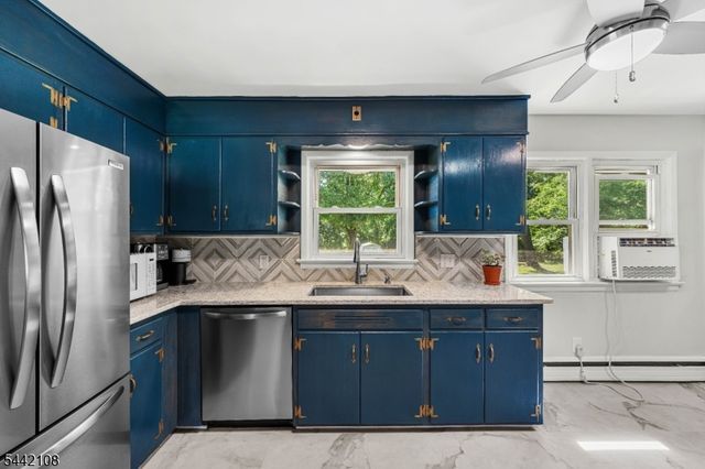 37 Barley Sheaf Rd, Raritan Twp., NJ 08822
