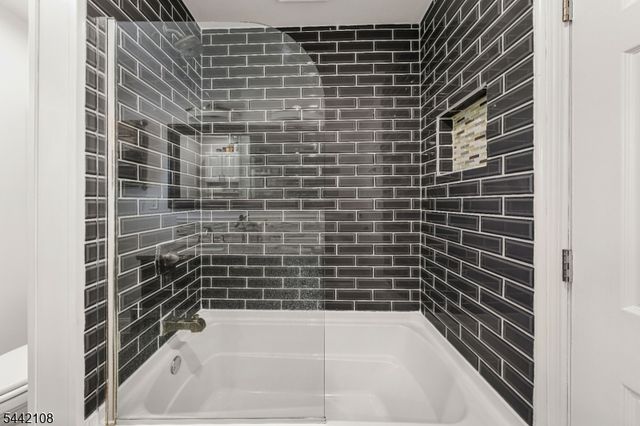 37 Barley Sheaf Rd, Raritan Twp., NJ 08822