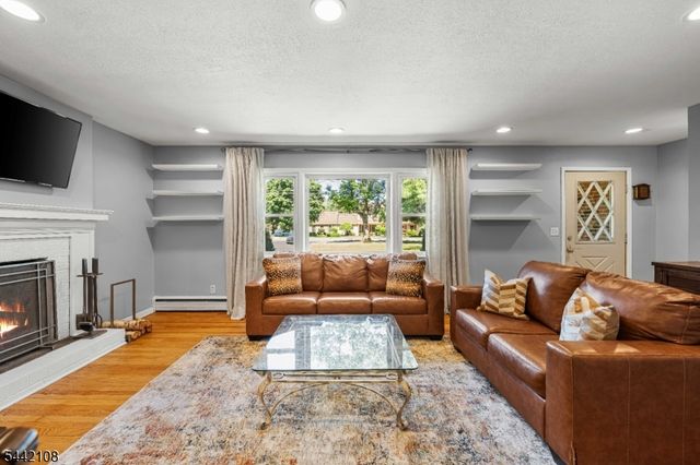 37 Barley Sheaf Rd, Raritan Twp., NJ 08822