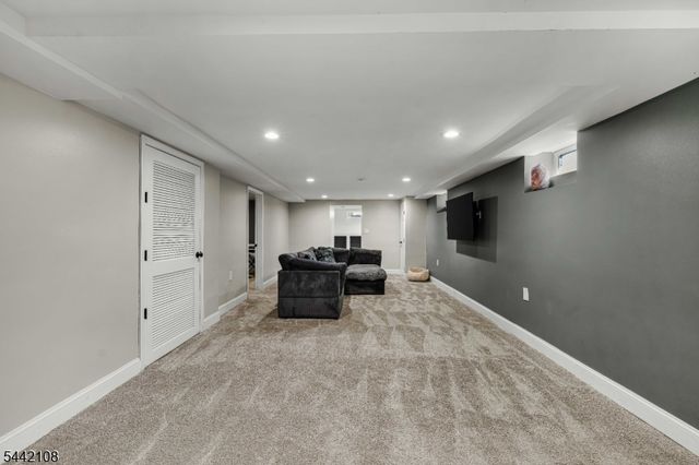37 Barley Sheaf Rd, Raritan Twp., NJ 08822