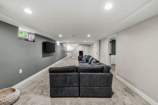 37 Barley Sheaf Rd, Raritan Twp., NJ 08822