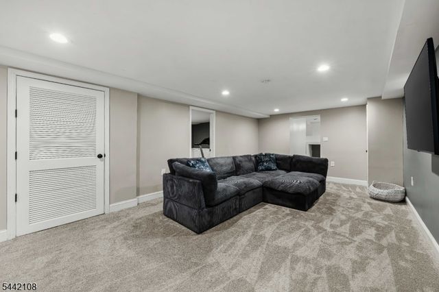 37 Barley Sheaf Rd, Raritan Twp., NJ 08822
