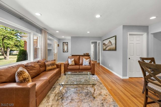 37 Barley Sheaf Rd, Raritan Twp., NJ 08822