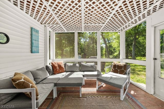 37 Barley Sheaf Rd, Raritan Twp., NJ 08822
