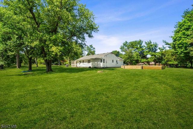 37 Barley Sheaf Rd, Raritan Twp., NJ 08822