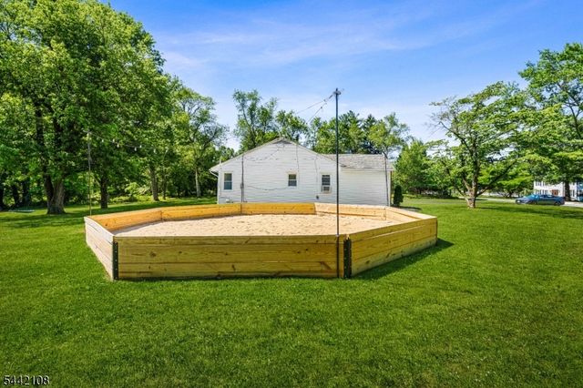 37 Barley Sheaf Rd, Raritan Twp., NJ 08822