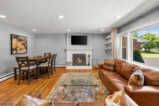 37 Barley Sheaf Rd, Raritan Twp., NJ 08822