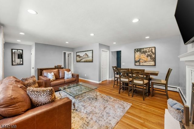 37 Barley Sheaf Rd, Raritan Twp., NJ 08822
