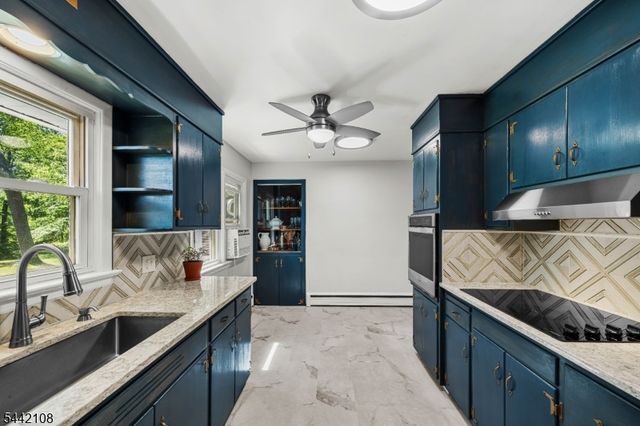 37 Barley Sheaf Rd, Raritan Twp., NJ 08822