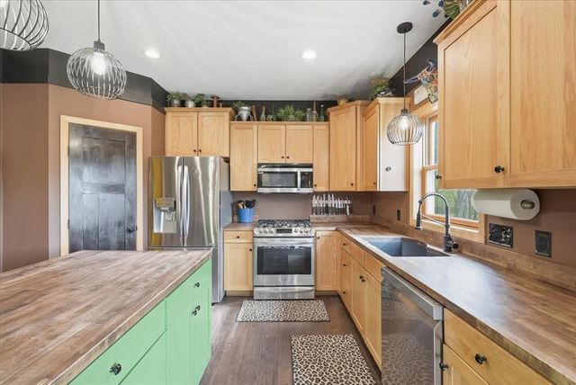 1431 Pioneer Circle, Houlton, WI 54082