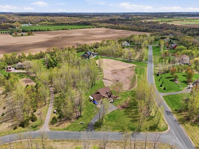 1431 Pioneer Circle, Houlton, WI 54082
