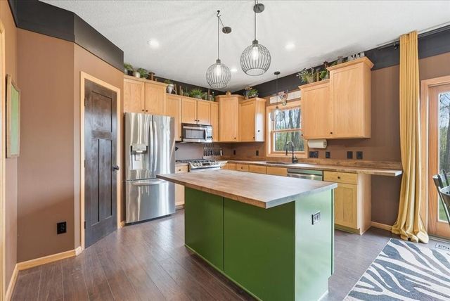 1431 Pioneer Circle, Houlton, WI 54082