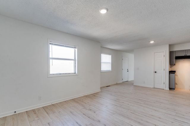7035 W Newell St, Wichita, KS 67212
