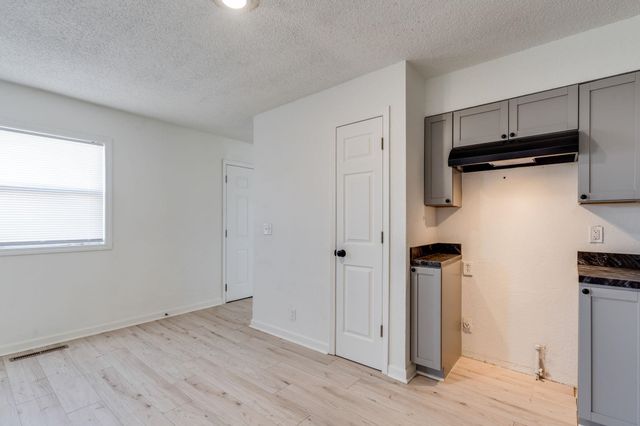 7035 W Newell St, Wichita, KS 67212