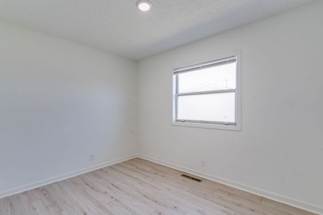 7035 W Newell St, Wichita, KS 67212