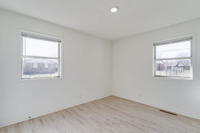 7035 W Newell St, Wichita, KS 67212