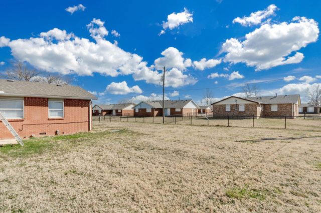 7035 W Newell St, Wichita, KS 67212