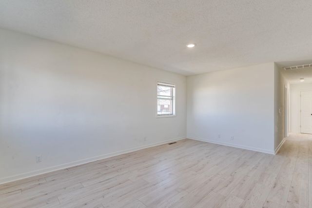 7035 W Newell St, Wichita, KS 67212