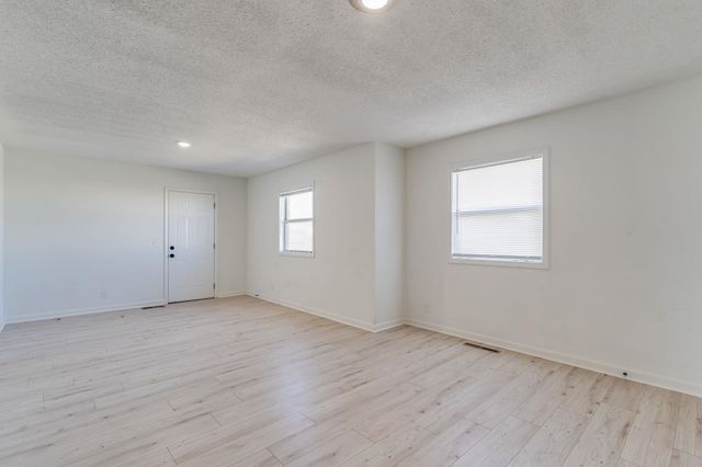 7035 W Newell St, Wichita, KS 67212