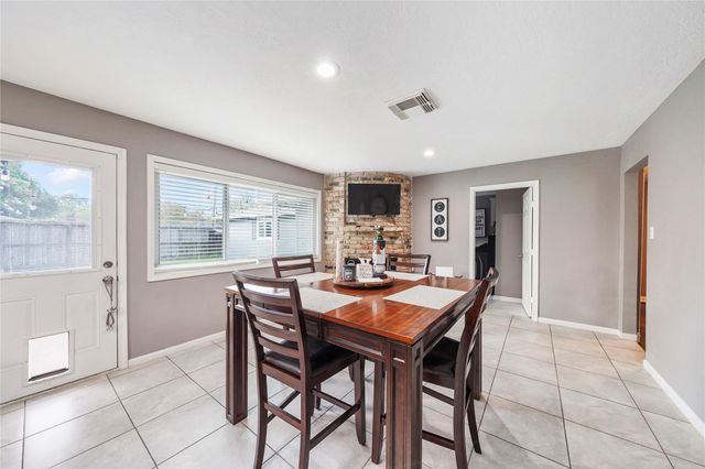 304 Old Bayou Drive, Dickinson, TX 77539