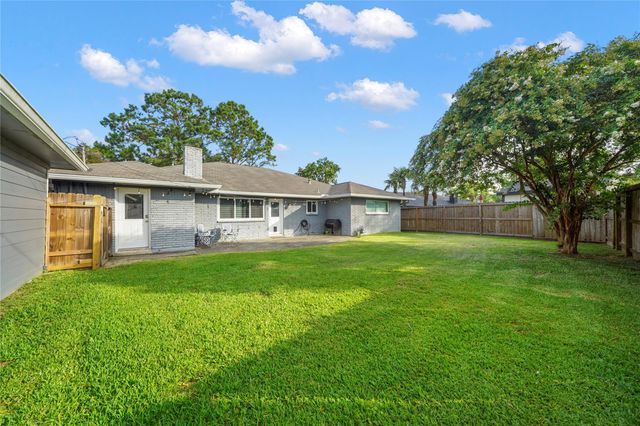 304 Old Bayou Drive, Dickinson, TX 77539