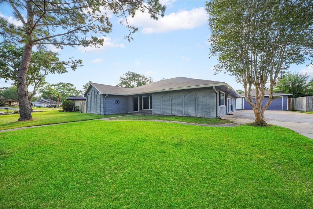 304 Old Bayou Drive, Dickinson, TX 77539