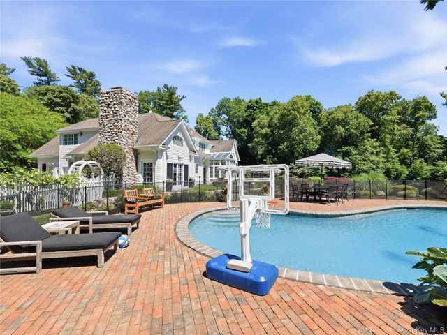 91 Woodhollow Court, Muttontown, NY 11791