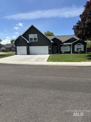 97 S Blue Bonnet Way, Nampa, ID 83687